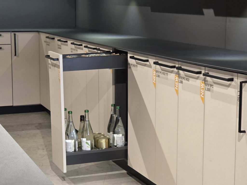 Rangements coulissants Hettich gris et aménagement intérieur cuisine Forez